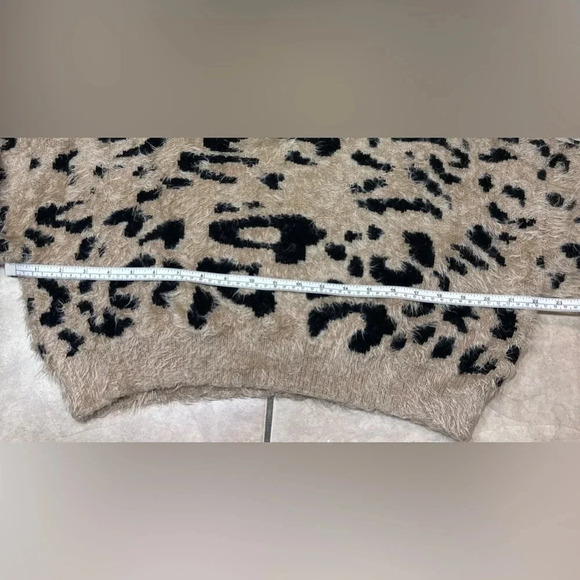Blue Blush Oversized Crop Style Animal Print Fuzzy Faux Fur Sweater Size M - Picture 3 of 8